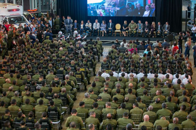 O Governo do Estado lançou, nesta quarta-feira (19), no Hangar Convenções e Feiras da Amazônia, em Belém, o projeto de conjuntos habitacionais destinados exclusivamente para policiais militares. Na ocasião, o governador Helder Barbalho e o comandante-geral da Polícia Militar, coronel José Dilson Melo de Souza Júnior, também entregaram equipamentos para a corporação. <div class='credito_fotos'>Foto: Marco Santos / Ag. Pará   |   <a href='/midias/2019/originais/2753_entregadeviaturaspoliciamilitardopara-28.jpg' download><i class='fa-solid fa-download'></i> Download</a></div>