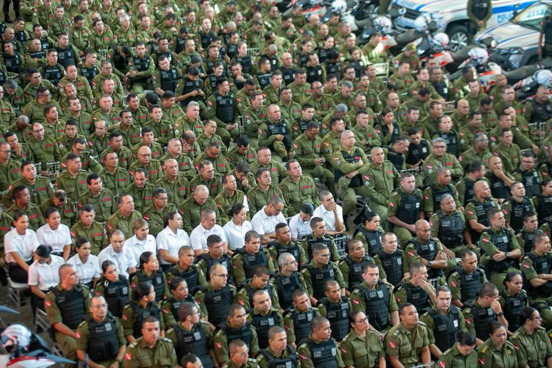 O Governo do Estado lançou, nesta quarta-feira (19), no Hangar Convenções e Feiras da Amazônia, em Belém, o projeto de conjuntos habitacionais destinados exclusivamente para policiais militares. Na ocasião, o governador Helder Barbalho e o comandante-geral da Polícia Militar, coronel José Dilson Melo de Souza Júnior, também entregaram equipamentos para a corporação. <div class='credito_fotos'>Foto: Marco Santos / Ag. Pará   |   <a href='/midias/2019/originais/2753_entregadeviaturaspoliciamilitardopara-8.jpg' download><i class='fa-solid fa-download'></i> Download</a></div>