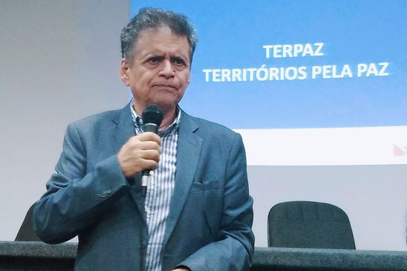 A Oficina de Alinhamento da Rede Local de Cidadania, realizada nesta semana, no auditório da Casa Civil do governo do Estado, fechou mais uma etapa no processo de implantação do programa Territórios pela Paz. Cerca de 50 representantes de secretarias do Estado participaram da ação, que foi aberta pela diretora do Núcleo de Articulação e Cidadania da Secretaria de Estado de Articulação da Cidadania (Seac), Juliana Barroso.
Alejandro <div class='credito_fotos'>Foto: Divulgação   |   <a href='/midias/2019/originais/2755_alejandronasoficinasfoto1.jpg' download><i class='fa-solid fa-download'></i> Download</a></div>