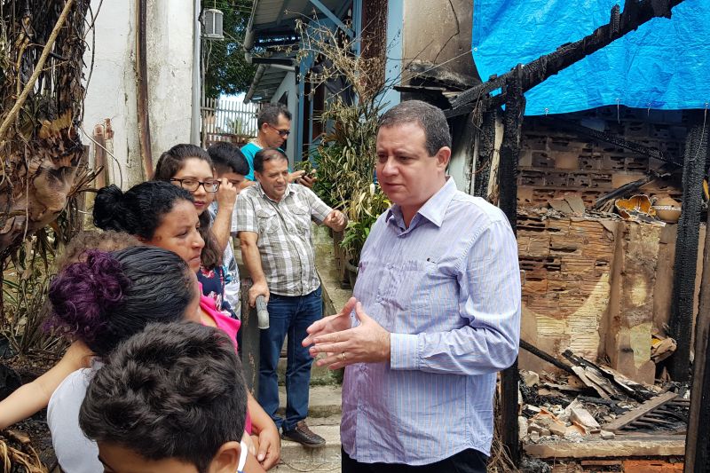 Um incêndio ocorrido na manhã da terça-feira (18), provocou perda total de uma casa de madeira localizada na Rua Siqueira Mendes, no distrito de Icoaraci, bairro do Cruzeiro, onde residia a idosa Cinira Magno de Moraes, de 90 anos. <div class='credito_fotos'>Foto: ASCOM / COHAB    |   <a href='/midias/2019/originais/2758_20190619_154536.jpg' download><i class='fa-solid fa-download'></i> Download</a></div>