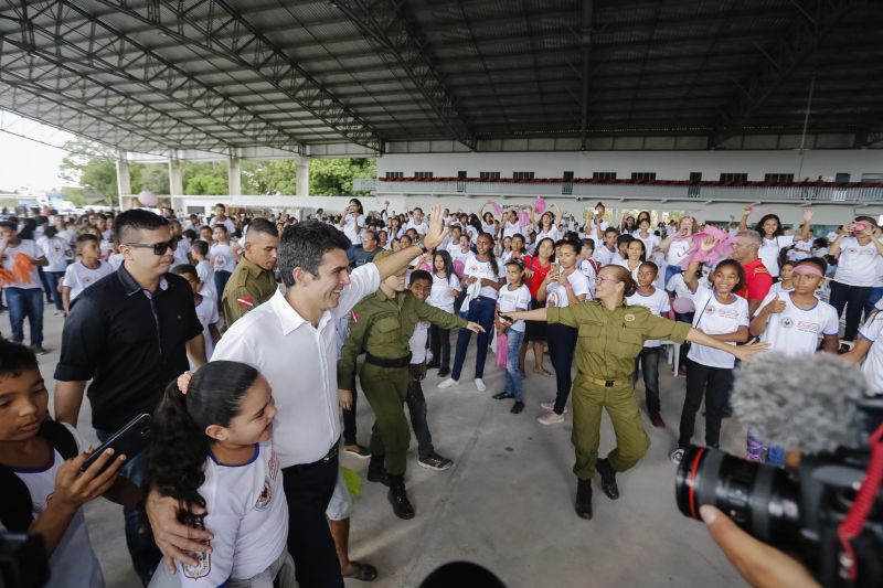 Cerca de 3.500 estudantes, de 13 escolas da rede pública da sede municipal de Marabá e dos distritos de Morada Nova e São Félix, no sudeste paraense, participaram nesta quarta-feira (19) da cerimônia de conclusão de cursos do Programa Educacional de Resistência às Drogas e à Violência (Proerd). Realizado no Centro de Convenções da Assembleia de Deus, a partir das 16 h, o evento encerrou um ciclo de quatro meses de formação, e contou com a participação do governador Helder Barbalho e do vice-governador Lúcio Vale. <div class='credito_fotos'>Foto: Marcelo Seabra / Ag. Pará   |   <a href='/midias/2019/originais/2762_20190619163823__mg_8206.jpg' download><i class='fa-solid fa-download'></i> Download</a></div>