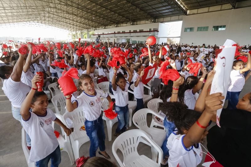 Cerca de 3.500 estudantes, de 13 escolas da rede pública da sede municipal de Marabá e dos distritos de Morada Nova e São Félix, no sudeste paraense, participaram nesta quarta-feira (19) da cerimônia de conclusão de cursos do Programa Educacional de Resistência às Drogas e à Violência (Proerd). Realizado no Centro de Convenções da Assembleia de Deus, a partir das 16 h, o evento encerrou um ciclo de quatro meses de formação, e contou com a participação do governador Helder Barbalho e do vice-governador Lúcio Vale. <div class='credito_fotos'>Foto: Marcelo Seabra / Ag. Pará   |   <a href='/midias/2019/originais/2762_20190619165245__mg_8301.jpg' download><i class='fa-solid fa-download'></i> Download</a></div>