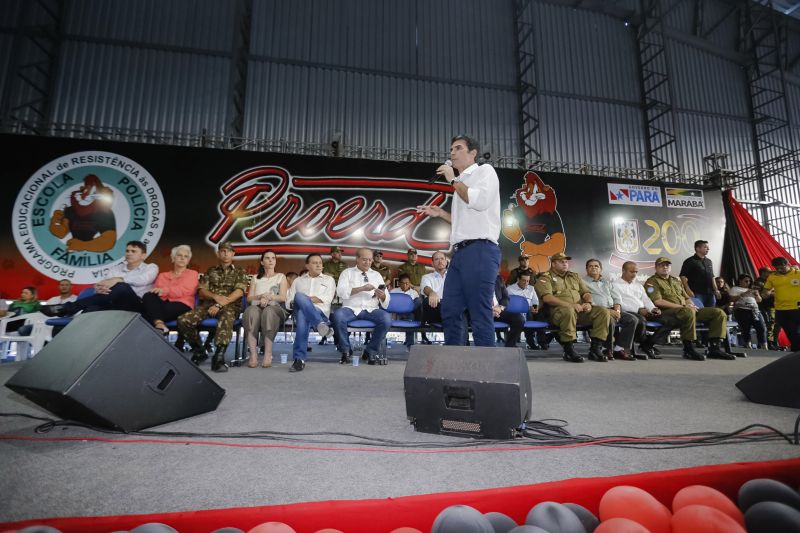 Cerca de 3.500 estudantes, de 13 escolas da rede pública da sede municipal de Marabá e dos distritos de Morada Nova e São Félix, no sudeste paraense, participaram nesta quarta-feira (19) da cerimônia de conclusão de cursos do Programa Educacional de Resistência às Drogas e à Violência (Proerd). Realizado no Centro de Convenções da Assembleia de Deus, a partir das 16 h, o evento encerrou um ciclo de quatro meses de formação, e contou com a participação do governador Helder Barbalho e do vice-governador Lúcio Vale. <div class='credito_fotos'>Foto: Marcelo Seabra / Ag. Pará   |   <a href='/midias/2019/originais/2762_20190619172644__mg_8471.jpg' download><i class='fa-solid fa-download'></i> Download</a></div>