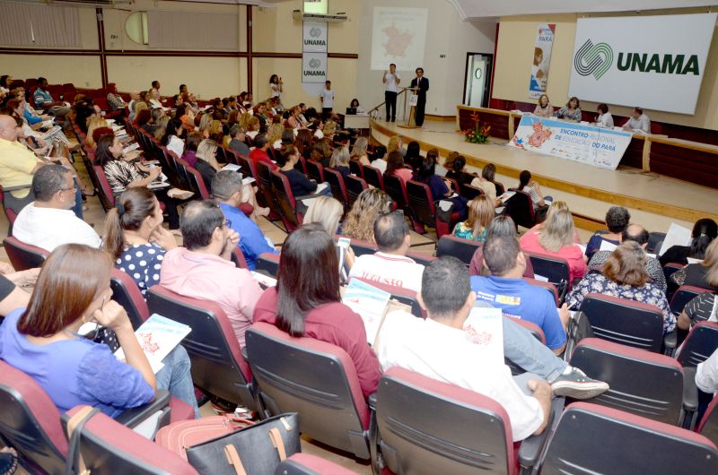 Mais de 200 educadores, entre eles gestores, diretores e técnicos de escolas das USES de Belém participaram na terça-feira (18) e quarta-feira (19), na capital paraense, da 4ª edição do I Encontro de Educação do Pará  <div class='credito_fotos'>Foto: ASCOM SEDUC   |   <a href='/midias/2019/originais/2768_14.jpg' download><i class='fa-solid fa-download'></i> Download</a></div>