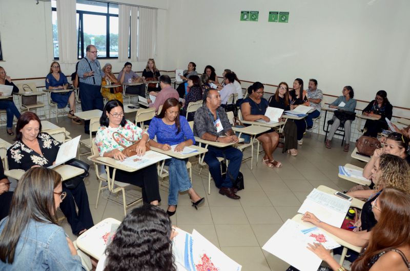 Mais de 200 educadores, entre eles gestores, diretores e técnicos de escolas das USES de Belém participaram na terça-feira (18) e quarta-feira (19), na capital paraense, da 4ª edição do I Encontro de Educação do Pará  <div class='credito_fotos'>Foto: ASCOM SEDUC   |   <a href='/midias/2019/originais/2768_fotoeliseudias1.jpg' download><i class='fa-solid fa-download'></i> Download</a></div>