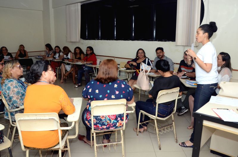 Mais de 200 educadores, entre eles gestores, diretores e técnicos de escolas das USES de Belém participaram na terça-feira (18) e quarta-feira (19), na capital paraense, da 4ª edição do I Encontro de Educação do Pará  <div class='credito_fotos'>Foto: ASCOM SEDUC   |   <a href='/midias/2019/originais/2768_fotoeliseudias6.jpg' download><i class='fa-solid fa-download'></i> Download</a></div>