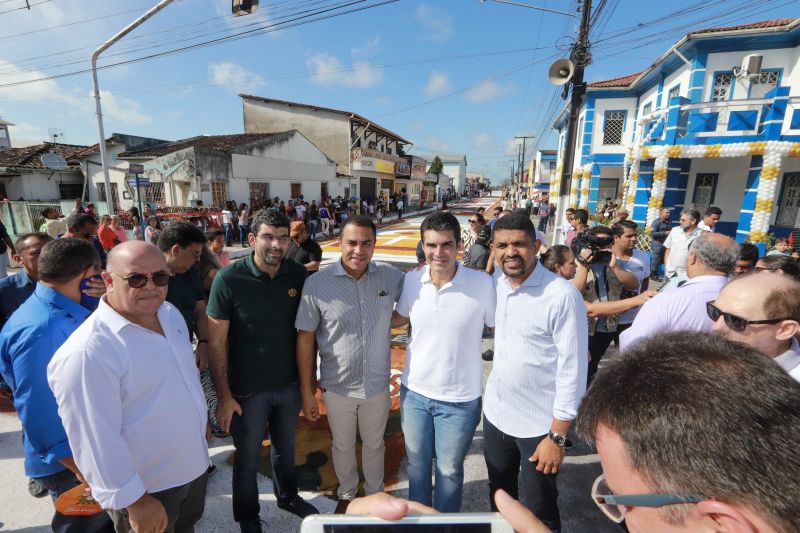 Tal e qual nos anos anteriores, o governador Helder Barbalho esteve em Capanema, no nordeste paraense, na manhã desta quinta, 20, para a tradicional celebração de Corpus Christi.

FOTO: MARCO SANTOS / AG. PARÁ
DATA: 20.06.2019
CAPANEMA - PARÁ <div class='credito_fotos'>Foto: Marco Santos / Ag. Pará   |   <a href='/midias/2019/originais/2769_-4190115010995527399_img_0488.jpg' download><i class='fa-solid fa-download'></i> Download</a></div>