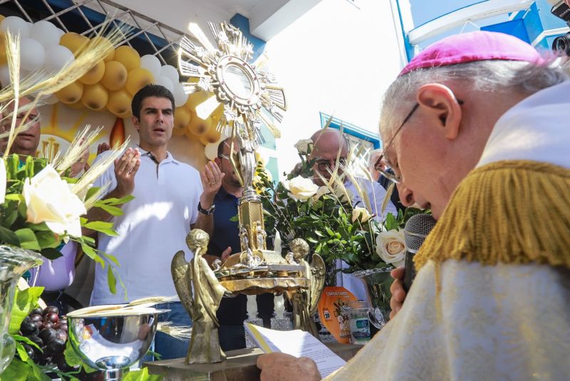 Tal e qual nos anos anteriores, o governador Helder Barbalho esteve em Capanema, no nordeste paraense, na manhã desta quinta, 20, para a tradicional celebração de Corpus Christi.

FOTO: MARCO SANTOS / AG. PARÁ
DATA: 20.06.2019
CAPANEMA - PARÁ <div class='credito_fotos'>Foto: Marco Santos / Ag. Pará   |   <a href='/midias/2019/originais/2769_-7113163515766509591_img_06662.jpg' download><i class='fa-solid fa-download'></i> Download</a></div>