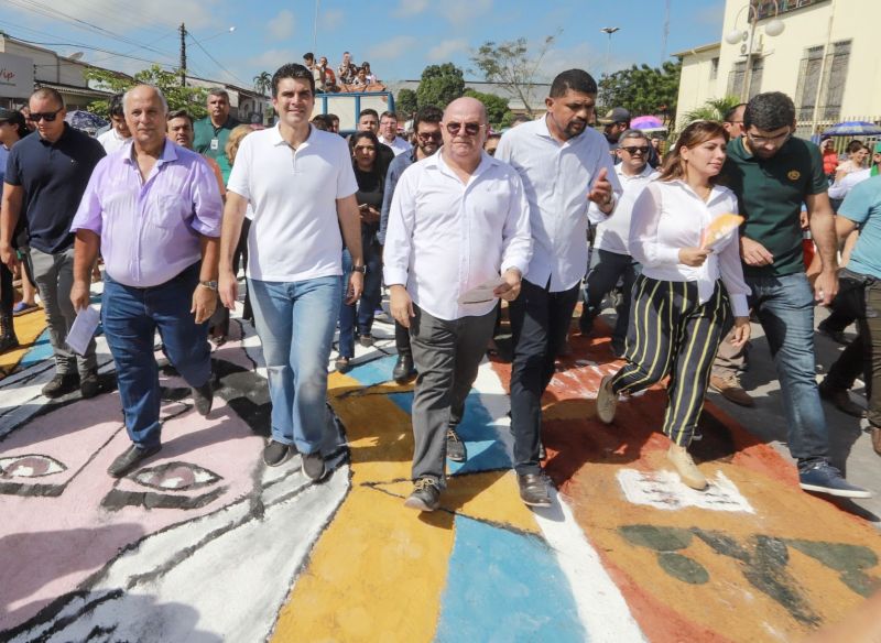 Tal e qual nos anos anteriores, o governador Helder Barbalho esteve em Capanema, no nordeste paraense, na manhã desta quinta, 20, para a tradicional celebração de Corpus Christi.

FOTO: MARCO SANTOS / AG. PARÁ
DATA: 20.06.2019
CAPANEMA - PARÁ <div class='credito_fotos'>Foto: Marco Santos / Ag. Pará   |   <a href='/midias/2019/originais/2769_-8622670952274364604_img_08512.jpg' download><i class='fa-solid fa-download'></i> Download</a></div>