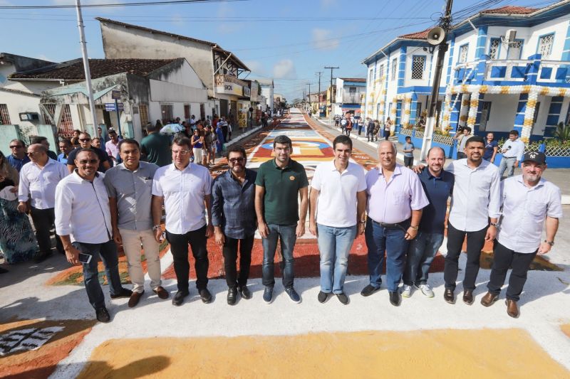 Tal e qual nos anos anteriores, o governador Helder Barbalho esteve em Capanema, no nordeste paraense, na manhã desta quinta, 20, para a tradicional celebração de Corpus Christi.

FOTO: MARCO SANTOS / AG. PARÁ
DATA: 20.06.2019
CAPANEMA - PARÁ <div class='credito_fotos'>Foto: Marco Santos / Ag. Pará   |   <a href='/midias/2019/originais/2769_2478331915297662984_img_04752.jpg' download><i class='fa-solid fa-download'></i> Download</a></div>