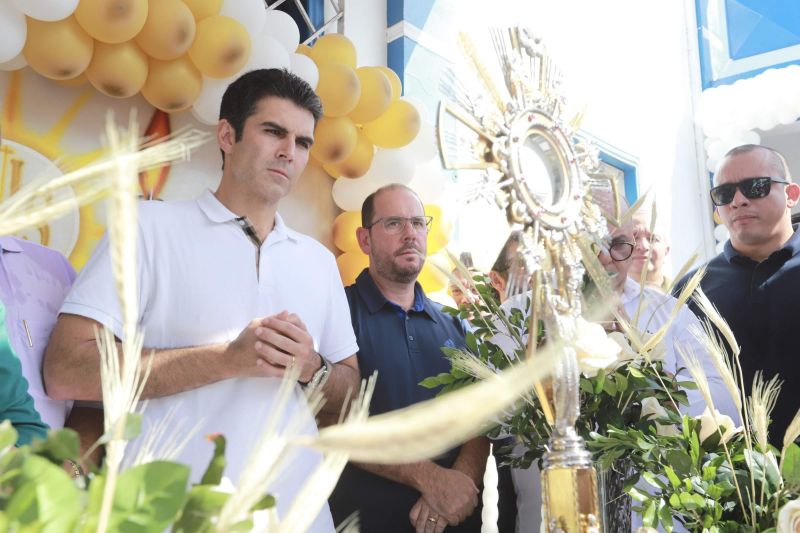 Tal e qual nos anos anteriores, o governador Helder Barbalho esteve em Capanema, no nordeste paraense, na manhã desta quinta, 20, para a tradicional celebração de Corpus Christi.

FOTO: MARCO SANTOS / AG. PARÁ
DATA: 20.06.2019
CAPANEMA - PARÁ <div class='credito_fotos'>Foto: Marco Santos / Ag. Pará   |   <a href='/midias/2019/originais/2769_2690289254975749278_img_0656.jpg' download><i class='fa-solid fa-download'></i> Download</a></div>