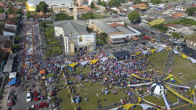 Tal e qual nos anos anteriores, o governador Helder Barbalho esteve em Capanema, no nordeste paraense, na manhã desta quinta, 20, para a tradicional celebração de Corpus Christi.

FOTO: MARCO SANTOS / AG. PARÁ
DATA: 20.06.2019
CAPANEMA - PARÁ <div class='credito_fotos'>Foto: Marco Santos / Ag. Pará   |   <a href='/midias/2019/originais/2769_41e16f706eecca17afd0564cfb3248e42.jpg' download><i class='fa-solid fa-download'></i> Download</a></div>