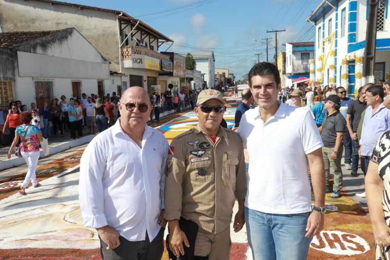 Tal e qual nos anos anteriores, o governador Helder Barbalho esteve em Capanema, no nordeste paraense, na manhã desta quinta, 20, para a tradicional celebração de Corpus Christi.

FOTO: MARCO SANTOS / AG. PARÁ
DATA: 20.06.2019
CAPANEMA - PARÁ <div class='credito_fotos'>Foto: Marco Santos / Ag. Pará   |   <a href='/midias/2019/originais/2769_6247400401276955081_img_0499.jpg' download><i class='fa-solid fa-download'></i> Download</a></div>