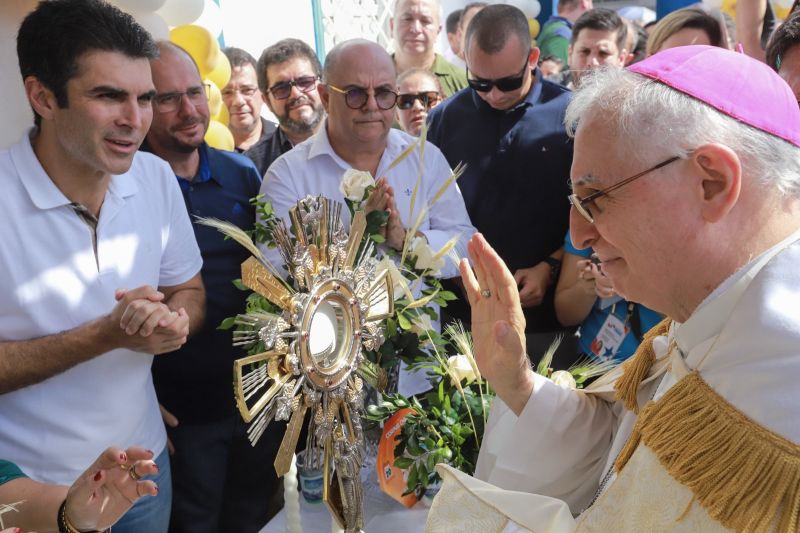 Tal e qual nos anos anteriores, o governador Helder Barbalho esteve em Capanema, no nordeste paraense, na manhã desta quinta, 20, para a tradicional celebração de Corpus Christi.

FOTO: MARCO SANTOS / AG. PARÁ
DATA: 20.06.2019
CAPANEMA - PARÁ <div class='credito_fotos'>Foto: Marco Santos / Ag. Pará   |   <a href='/midias/2019/originais/2769_6727996442955357318_img_07042.jpg' download><i class='fa-solid fa-download'></i> Download</a></div>