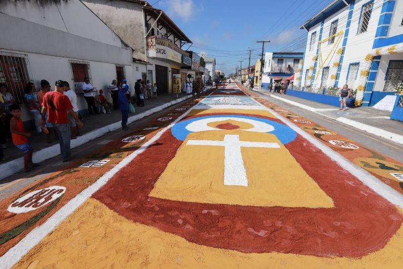 Tal e qual nos anos anteriores, o governador Helder Barbalho esteve em Capanema, no nordeste paraense, na manhã desta quinta, 20, para a tradicional celebração de Corpus Christi.

FOTO: MARCO SANTOS / AG. PARÁ
DATA: 20.06.2019
CAPANEMA - PARÁ <div class='credito_fotos'>Foto: Marco Santos / Ag. Pará   |   <a href='/midias/2019/originais/2769_8347968333253236546_img_04562.jpg' download><i class='fa-solid fa-download'></i> Download</a></div>