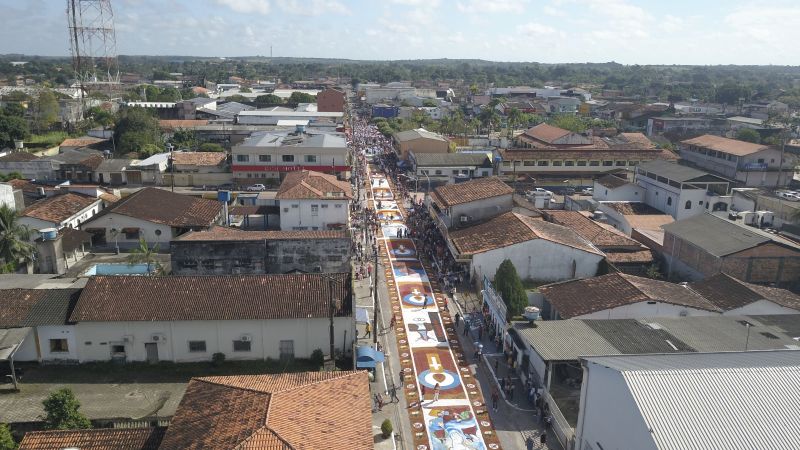 Tal e qual nos anos anteriores, o governador Helder Barbalho esteve em Capanema, no nordeste paraense, na manhã desta quinta, 20, para a tradicional celebração de Corpus Christi.

FOTO: MARCO SANTOS / AG. PARÁ
DATA: 20.06.2019
CAPANEMA - PARÁ <div class='credito_fotos'>Foto: Marco Santos / Ag. Pará   |   <a href='/midias/2019/originais/2769_d2d62fc1fb2e39e515d770692881542b2.jpg' download><i class='fa-solid fa-download'></i> Download</a></div>