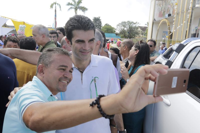 Tal e qual nos anos anteriores, o governador Helder Barbalho esteve em Capanema, no nordeste paraense, na manhã desta quinta, 20, para a tradicional celebração de Corpus Christi.

FOTO: MARCO SANTOS / AG. PARÁ
DATA: 20.06.2019
CAPANEMA - PARÁ <div class='credito_fotos'>Foto: Marco Santos / Ag. Pará   |   <a href='/midias/2019/originais/2769_img_75472.jpg' download><i class='fa-solid fa-download'></i> Download</a></div>