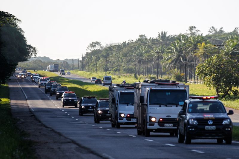 Em uma ação preventiva, fator fundamental para o convencimento da Justiça paraense e do próprio Ministério da Justiça, 30 custodiados do sistema penitenciário do Estado foram transferidos para o sistema carcerário federal. 

FOTO: AKIRA ONUMA / SUSIPE
DATA: 21.06.2019
BELÉM - PARÁ <div class='credito_fotos'>Foto: Akira Onuma / Ascom Susipe   |   <a href='/midias/2019/originais/2772__b9h0784.jpg' download><i class='fa-solid fa-download'></i> Download</a></div>