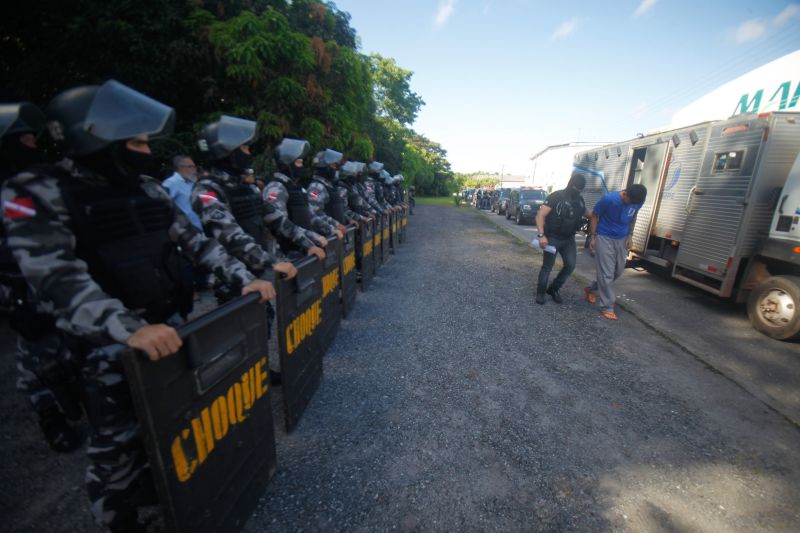 Em uma ação preventiva, fator fundamental para o convencimento da Justiça paraense e do próprio Ministério da Justiça, 30 custodiados do sistema penitenciário do Estado foram transferidos para o sistema carcerário federal. 

FOTO: AKIRA ONUMA / SUSIPE
DATA: 21.06.2019
BELÉM - PARÁ <div class='credito_fotos'>Foto: Akira Onuma / Ascom Susipe   |   <a href='/midias/2019/originais/2772__b9h0882.jpg' download><i class='fa-solid fa-download'></i> Download</a></div>