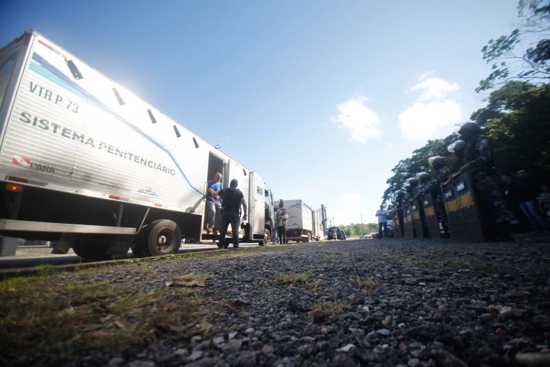 Em uma ação preventiva, fator fundamental para o convencimento da Justiça paraense e do próprio Ministério da Justiça, 30 custodiados do sistema penitenciário do Estado foram transferidos para o sistema carcerário federal. 

FOTO: AKIRA ONUMA / SUSIPE
DATA: 21.06.2019
BELÉM - PARÁ <div class='credito_fotos'>Foto: Akira Onuma / Ascom Susipe   |   <a href='/midias/2019/originais/2772__b9h0948.jpg' download><i class='fa-solid fa-download'></i> Download</a></div>