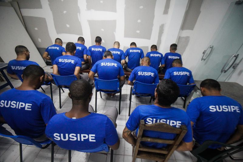 Em uma ação preventiva, fator fundamental para o convencimento da Justiça paraense e do próprio Ministério da Justiça, 30 custodiados do sistema penitenciário do Estado foram transferidos para o sistema carcerário federal. 

FOTO: AKIRA ONUMA / SUSIPE
DATA: 21.06.2019
BELÉM - PARÁ <div class='credito_fotos'>Foto: Akira Onuma / Ascom Susipe   |   <a href='/midias/2019/originais/2772__b9h1005.jpg' download><i class='fa-solid fa-download'></i> Download</a></div>