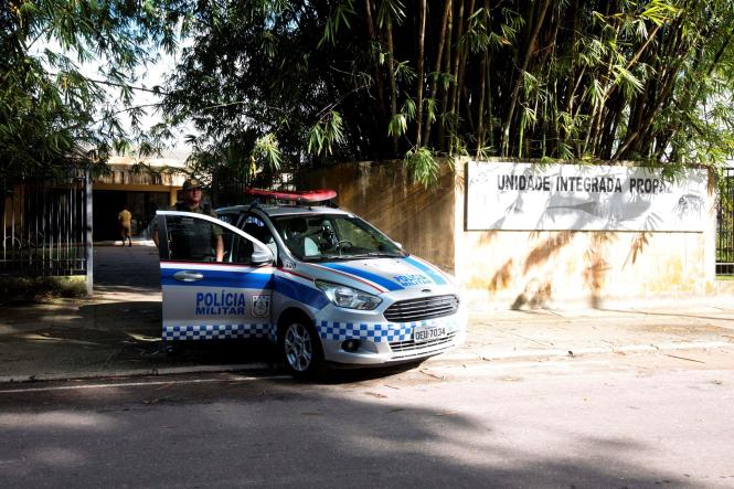 A feirante Lílian Monteiro, de 44 anos, há 5 tem uma barraca em uma feira no bairro do Guamá. Embora tenha a sorte de nunca ter sofrido um assalto na vida, ela reconhece que as chances de algo do tipo acontecer diminuem bastante quando há policiamento à vista. E reconhece ainda que a movimentação no entorno mudou sensivelmente depois que uma viatura passou a ficar de prontidão bem na esquina onde ela trabalha. . Essa maior tranquilidade que Lilian e boa parte da população já consegue sentir é fruto da operação Polícia Mais Forte, criada pelo Governo do Estado e operacionalizada pela Polícia Militar desde o dia 12 de janeiro, e que deve durar por tempo indeterminado. Diariamente - Na prática, são 180 PMs a mais nas ruas e outras 60 viaturas extras atuando em todos os bairros de Belém e região metropolitana. 

FOTO: RICARDO AMANAJÁS / AG. PARÁ
DATA: 04.02.2019
BELÉM - PARÁ <div class='credito_fotos'>Foto: Ricardo Amanajás / Ag. Pará   |   <a href='/midias/2019/originais/27b9f51d-0821-4c45-a52a-4eda8e6887c1.jpg' download><i class='fa-solid fa-download'></i> Download</a></div>