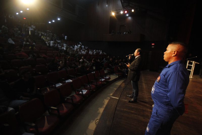 Crianças e adolescentes atendidos pela Fundação ParáPaz, na Região Metropolitana de Belém (RMB), participaram de uma programação de combate ao uso de drogas na manhã de quarta-feira (26), no Centur, em Belém. 

FOTO: AKIRA ONUMA / SUSIPE
DATA: 27.06.2019
BELÉM - PARÁ <div class='credito_fotos'>Foto: Akira Onuma / Ascom Susipe   |   <a href='/midias/2019/originais/2808__b9h3441.jpg' download><i class='fa-solid fa-download'></i> Download</a></div>