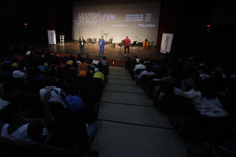 Crianças e adolescentes atendidos pela Fundação ParáPaz, na Região Metropolitana de Belém (RMB), participaram de uma programação de combate ao uso de drogas na manhã de quarta-feira (26), no Centur, em Belém. 

FOTO: AKIRA ONUMA / SUSIPE
DATA: 27.06.2019
BELÉM - PARÁ <div class='credito_fotos'>Foto: Akira Onuma / Ascom Susipe   |   <a href='/midias/2019/originais/2808__b9h3468.jpg' download><i class='fa-solid fa-download'></i> Download</a></div>