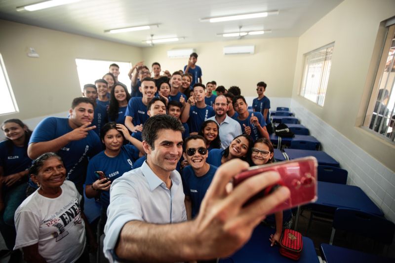 A comunidade do Conjunto Maguari, em Belém, recebeu na manhã desta quinta-feira (27), a Escola Estadual de Ensino Fundamental e Médio (EEEFM) “Ruth dos Santos Almeida” totalmente reformada e ampliada. 

FOTO: MAYCON NUNES / AGÊNCIA PARÁ
DATA: 27.06.2019
BELÉM - PARÁ <div class='credito_fotos'>Foto: Maycon Nunes / Ag. Pará   |   <a href='/midias/2019/originais/2811__j1o0852.jpg' download><i class='fa-solid fa-download'></i> Download</a></div>