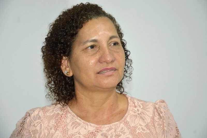 Diversos operadores que compõem a rede intersetorial da política socioeducativa da Região Carajás participaram, nesta quinta-feira (27), do último dia do Encontro Regional da Socioeducação no município de Marabá. A agenda busca alinhar, conceitualmente, as ações desenvolvidas por esses atores junto aos adolescentes e jovens em cumprimento de medida socioeducativa em meio aberto.
Na foto Marinete Coutinho psicóloga do CREAS de Marabá . <div class='credito_fotos'>Foto: Alberto Passos / Ascom Fasepa   |   <a href='/midias/2019/originais/2815_marinetecoutinhopsicologadocreasdemaraba-fotoalbertopassos_ascomfasepa.jpg' download><i class='fa-solid fa-download'></i> Download</a></div>