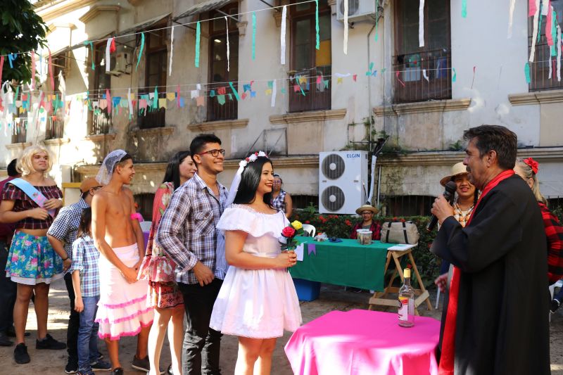 Aconteceu nesta quinta-feira (27) o Arraial da Santa Casa, a festividade acontece há mais de dez anos levando alegria ao paciente, acompanhantes e servidores. O arraial contou com diversas atividades como casamento na roça, brincadeiras juninas, comidas típicas, apresentação de quadrilhas, desfile de miss caipira, show com grupo Fole Brasil e um arrastão pelas dependências do hospital com a Arraial do Pavulagem. <div class='credito_fotos'>Foto: ASCOM / SANTA CASA   |   <a href='/midias/2019/originais/2819_casamentonaroca3.jpg' download><i class='fa-solid fa-download'></i> Download</a></div>