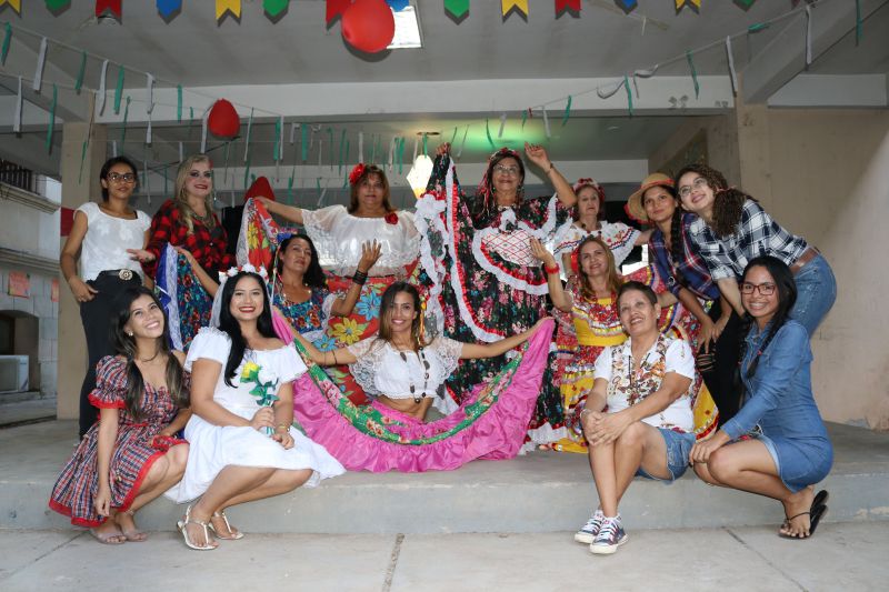 Aconteceu nesta quinta-feira (27) o Arraial da Santa Casa, a festividade acontece há mais de dez anos levando alegria ao paciente, acompanhantes e servidores. O arraial contou com diversas atividades como casamento na roça, brincadeiras juninas, comidas típicas, apresentação de quadrilhas, desfile de miss caipira, show com grupo Fole Brasil e um arrastão pelas dependências do hospital com a Arraial do Pavulagem. <div class='credito_fotos'>Foto: ASCOM / SANTA CASA   |   <a href='/midias/2019/originais/2819_dancasfolcloricas.jpg' download><i class='fa-solid fa-download'></i> Download</a></div>