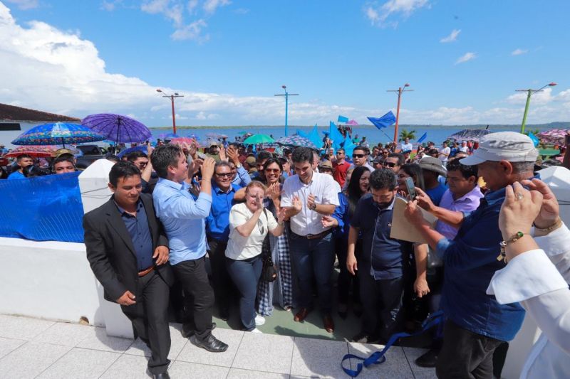 om recepção calorosa e muito animada da população, o governador Helder Barbalho visitou Faro, na região do baixo Amazonas, nesta sexta feira (28). 

FOTO: MARCO SANTOS / AGÊNCIA PARÁ
DATA: 28.06.2019
FARO - PARÁ <div class='credito_fotos'>Foto: Marco Santos / Ag. Pará   |   <a href='/midias/2019/originais/2823_whatsappimage2019-06-28at19.38.41.jpg' download><i class='fa-solid fa-download'></i> Download</a></div>