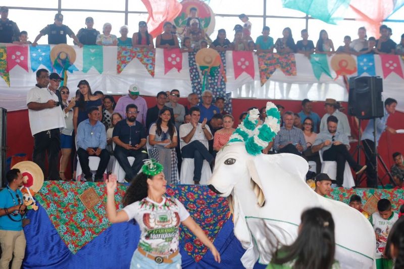 om recepção calorosa e muito animada da população, o governador Helder Barbalho visitou Faro, na região do baixo Amazonas, nesta sexta feira (28). 

FOTO: MARCO SANTOS / AGÊNCIA PARÁ
DATA: 28.06.2019
FARO - PARÁ <div class='credito_fotos'>Foto: Marco Santos / Ag. Pará   |   <a href='/midias/2019/originais/2823_whatsappimage2019-06-28at19.43.09.jpg' download><i class='fa-solid fa-download'></i> Download</a></div>