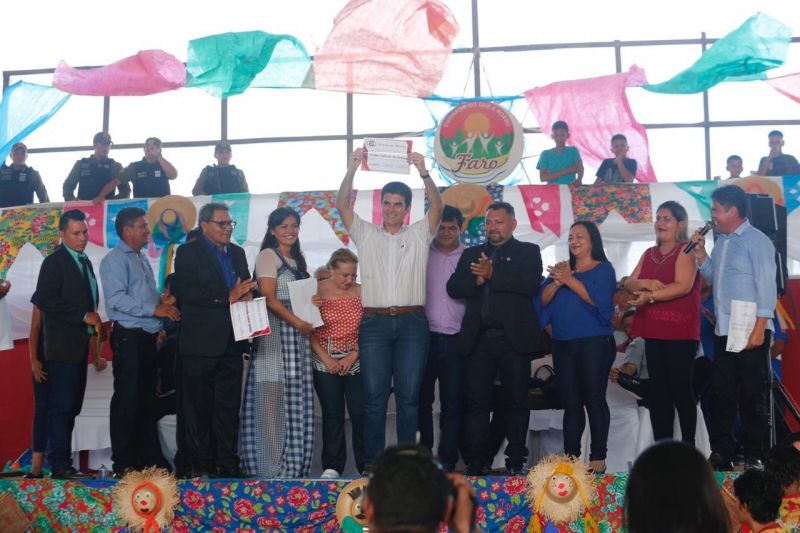 om recepção calorosa e muito animada da população, o governador Helder Barbalho visitou Faro, na região do baixo Amazonas, nesta sexta feira (28). 

FOTO: MARCO SANTOS / AGÊNCIA PARÁ
DATA: 28.06.2019
FARO - PARÁ <div class='credito_fotos'>Foto: Marco Santos / Ag. Pará   |   <a href='/midias/2019/originais/2823_whatsappimage2019-06-28at19.43.18.jpg' download><i class='fa-solid fa-download'></i> Download</a></div>