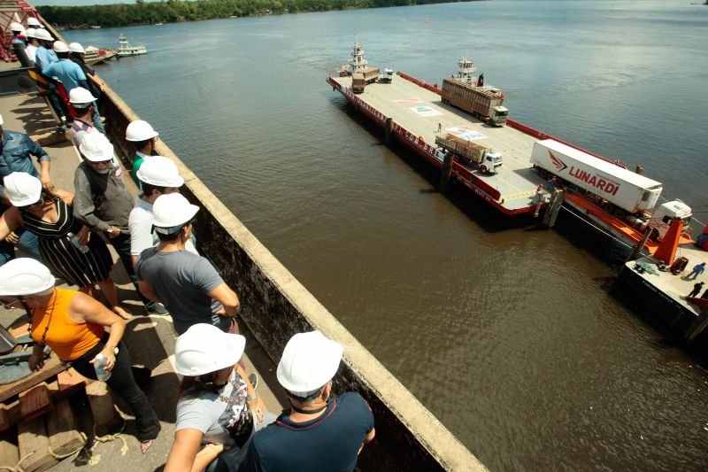 Caminhoneiros que fazem o escoamento de produção no Estado já podem contar com o serviço de travessia por balsa na área onde está sendo construída a nova ponte Rio Moju, na Alça Viária. 

FOTO: MAYCON NUNES / AGÊNCIA PARÁ
DATA: 29.06.2019
MOJU - PARÁ <div class='credito_fotos'>Foto: Maycon Nunes / Ag. Pará   |   <a href='/midias/2019/originais/2824__v5o0700.jpg.jpg' download><i class='fa-solid fa-download'></i> Download</a></div>