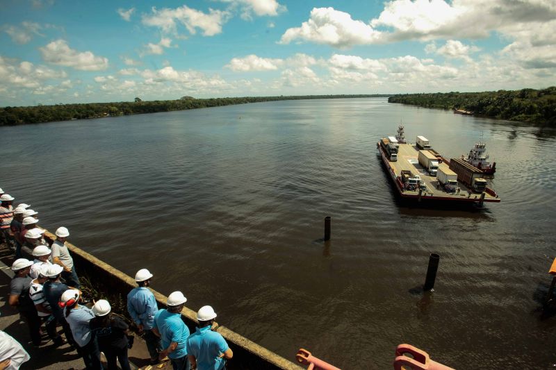 Caminhoneiros que fazem o escoamento de produção no Estado já podem contar com o serviço de travessia por balsa na área onde está sendo construída a nova ponte Rio Moju, na Alça Viária. 

FOTO: MAYCON NUNES / AGÊNCIA PARÁ
DATA: 29.06.2019
MOJU - PARÁ <div class='credito_fotos'>Foto: Maycon Nunes / Ag. Pará   |   <a href='/midias/2019/originais/2824__v5o0746.jpg.jpg' download><i class='fa-solid fa-download'></i> Download</a></div>