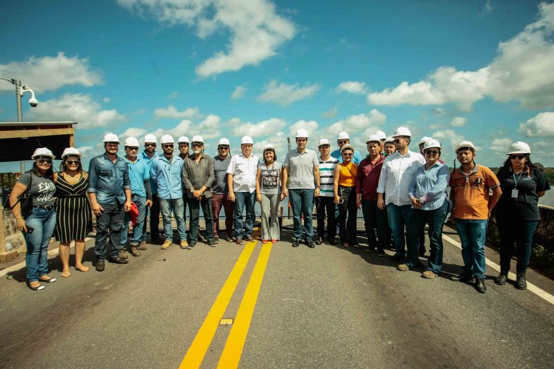 Caminhoneiros que fazem o escoamento de produção no Estado já podem contar com o serviço de travessia por balsa na área onde está sendo construída a nova ponte Rio Moju, na Alça Viária. 

FOTO: MAYCON NUNES / AGÊNCIA PARÁ
DATA: 29.06.2019
MOJU - PARÁ <div class='credito_fotos'>Foto: Maycon Nunes / Ag. Pará   |   <a href='/midias/2019/originais/2824__v5o12581.jpg.jpg' download><i class='fa-solid fa-download'></i> Download</a></div>