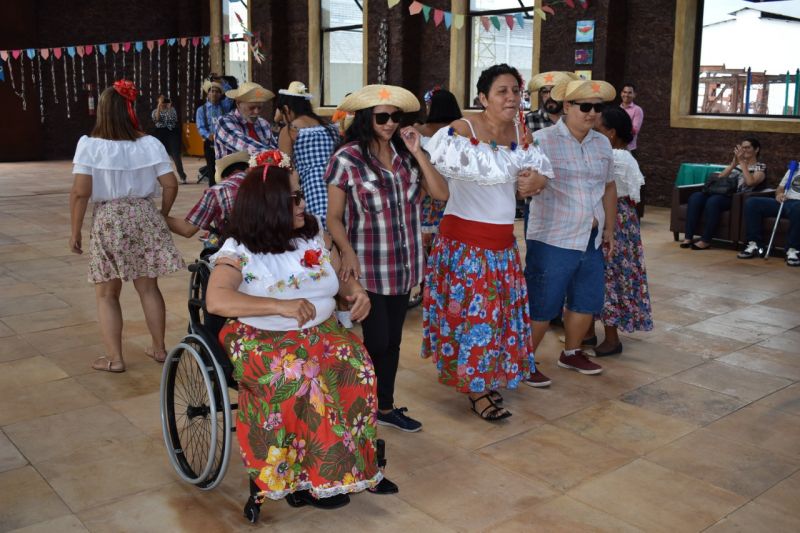 O clima junino tomou conta do ambiente do Centro Integrado de Inclusão e Reabilitação (CIIR), em Belém, na tarde da sexta-feira (28), que contou com a participação de aproximadamente 100 participantes entre colaboradores, usuários, acompanhantes e cuidadores do "Arraiá do CIIR". 

FOTO: ASCOM CIIR
DATA: 29.06.2019
BELÉM - PARÁ <div class='credito_fotos'>Foto: ASCOM CIIR   |   <a href='/midias/2019/originais/2825_whatsappimage2019-06-29at12.04.51.jpg' download><i class='fa-solid fa-download'></i> Download</a></div>