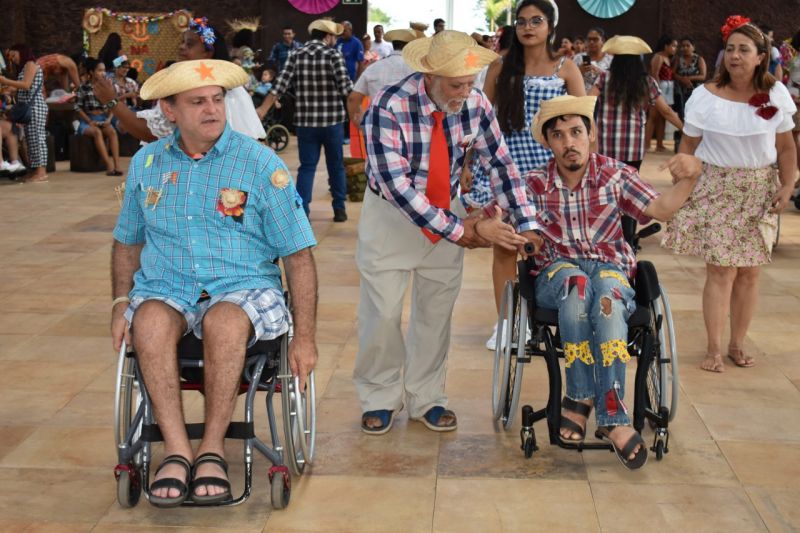 O clima junino tomou conta do ambiente do Centro Integrado de Inclusão e Reabilitação (CIIR), em Belém, na tarde da sexta-feira (28), que contou com a participação de aproximadamente 100 participantes entre colaboradores, usuários, acompanhantes e cuidadores do "Arraiá do CIIR". 

FOTO: ASCOM CIIR
DATA: 29.06.2019
BELÉM - PARÁ <div class='credito_fotos'>Foto: ASCOM CIIR   |   <a href='/midias/2019/originais/2825_whatsappimage2019-06-29at12.04.521.jpg' download><i class='fa-solid fa-download'></i> Download</a></div>