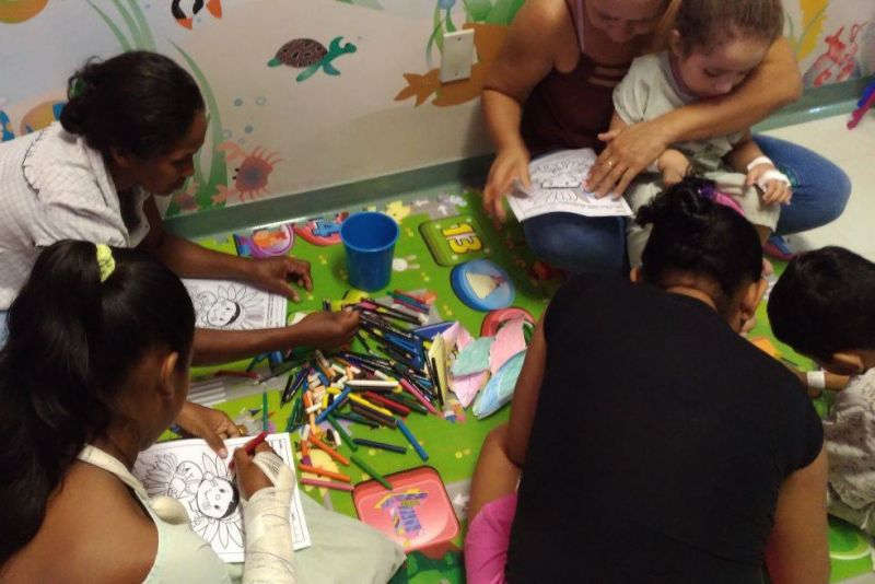 Durante o mês de junho, os pequenos usuários internados na ala Pediátrica das Clínicas do Hospital Regional Público do Marajó (HRPM), em Breves, sudoeste do arquipélago Marajoara, tiveram suas rotinas alteradas com realização de dinâmicas recreativas alusivas ao período junino na Brinquedoteca do hospital.

FOTO: ASCOM HRPM
DATA: 29.06.2019
BREVES - PARÁ <div class='credito_fotos'>Foto: Ascom / HRPM   |   <a href='/midias/2019/originais/2826_30743622_1387738727999080_1794719786203086848_o.jpg' download><i class='fa-solid fa-download'></i> Download</a></div>