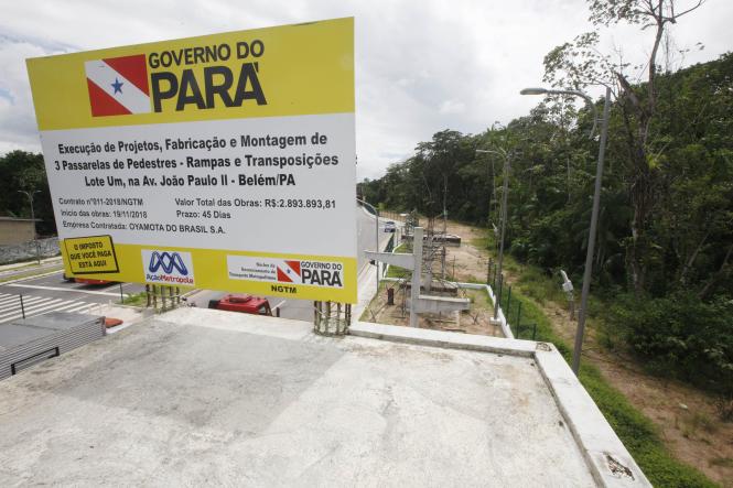 Às vésperas das últimas eleições estaduais, o governo anterior abriu ao tráfego o prolongamento da Avenida João Paulo II até o viaduto do Coqueiro, em Ananindeua. Porém, a obra ainda não está concluída. Há serviços inacabados, como a construção de passarelas e implantação de um sistema de tratamento de água lançadas nos mananciais do Utinga pela drenagem implantada. Além disso, as obras implantadas estão sem manutenção, como iluminação pública precária em alguns trechos e a limpeza nos canteiros centrais e laterais da avenida. Por causa da não conclusão das obras, o Governo atual não recebeu a via. Em função disso, ela não foi repassada aos municípios para a devida responsabilidade, como Belém e Ananindeua – já que o prolongamento da via percorre os dois municípios.

FOTO: FERNANDO ARAÚJO / AGÊNCIA PARÁ
DATA: 21.02.2019
BELÉM - PA <div class='credito_fotos'>Foto: Fernando Araújo/Ag. Pará   |   <a href='/midias/2019/originais/2837f42b-24aa-4299-9582-0492e82099ca.jpg' download><i class='fa-solid fa-download'></i> Download</a></div>