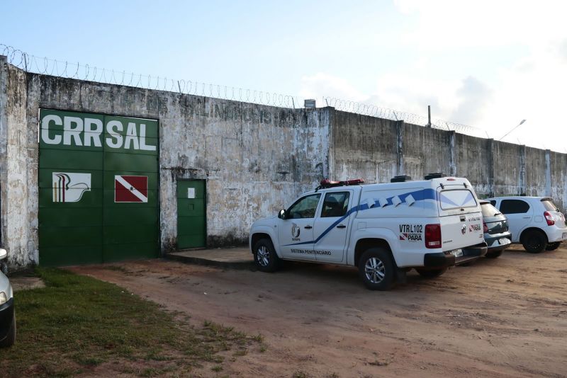 As atividades do Centro de Comando e Controle instalado na praia do Atalaia, no município de Salinópolis, nordeste paraense, já estão funcionando para garantir a segurança dos banhistas e visitantes neste verão. Do local, é feito o acompanhamento das operações de segurança que serão executadas no balneário durante todo o período de veraneio. O posto reúne representantes das forças de segurança como as polícias militar e civil, agentes do Departamento de Trânsito do Estado (Detran), militares do Corpo de Bombeiros e agências municipais. <div class='credito_fotos'>Foto: Ricardo Amanajás / Ag. Pará   |   <a href='/midias/2019/originais/2856__asm8765.jpg' download><i class='fa-solid fa-download'></i> Download</a></div>