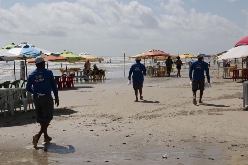 As atividades do Centro de Comando e Controle instalado na praia do Atalaia, no município de Salinópolis, nordeste paraense, já estão funcionando para garantir a segurança dos banhistas e visitantes neste verão. Do local, é feito o acompanhamento das operações de segurança que serão executadas no balneário durante todo o período de veraneio. O posto reúne representantes das forças de segurança como as polícias militar e civil, agentes do Departamento de Trânsito do Estado (Detran), militares do Corpo de Bombeiros e agências municipais. <div class='credito_fotos'>Foto: Ricardo Amanajás / Ag. Pará   |   <a href='/midias/2019/originais/2856__asm8867.jpg' download><i class='fa-solid fa-download'></i> Download</a></div>