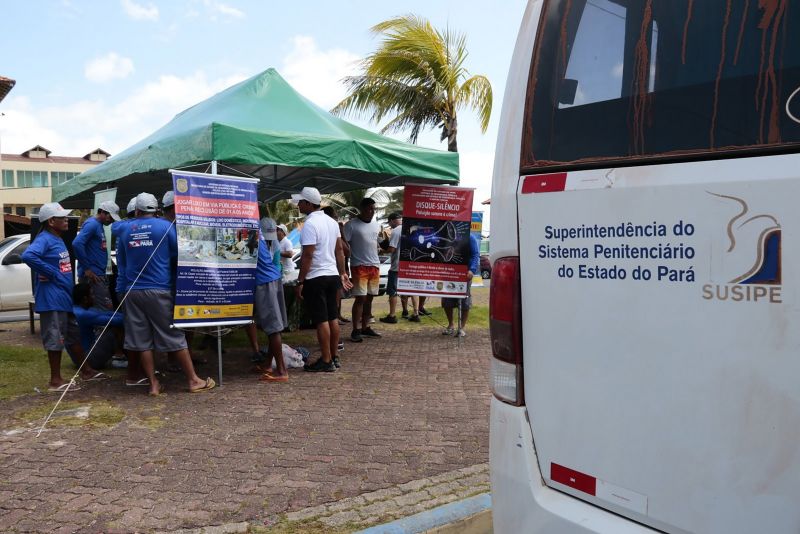 As atividades do Centro de Comando e Controle instalado na praia do Atalaia, no município de Salinópolis, nordeste paraense, já estão funcionando para garantir a segurança dos banhistas e visitantes neste verão. Do local, é feito o acompanhamento das operações de segurança que serão executadas no balneário durante todo o período de veraneio. O posto reúne representantes das forças de segurança como as polícias militar e civil, agentes do Departamento de Trânsito do Estado (Detran), militares do Corpo de Bombeiros e agências municipais. <div class='credito_fotos'>Foto: Ricardo Amanajás / Ag. Pará   |   <a href='/midias/2019/originais/2856__asm8968.jpg' download><i class='fa-solid fa-download'></i> Download</a></div>