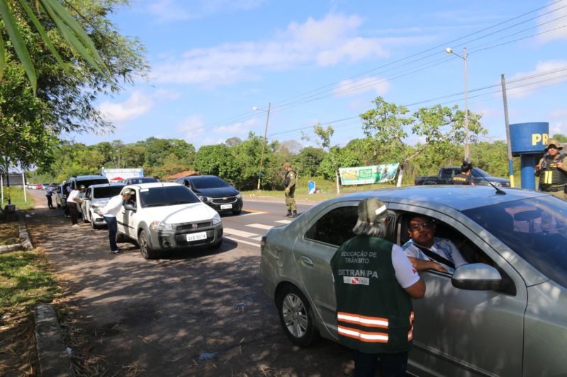 No fim de semana marcado pelos seus 124 anos de fundação, Mosqueiro registrou poucas ocorrências no trânsito. Na barreira da Polícia Rodoviária Estadual (PRE), três equipes do Departamento de Trânsito do Estado do Pará (Detran) se revezaram em três turnos, garantindo, junto com a PM, fiscalização durante 24 horas no local. <div class='credito_fotos'>Foto: ASCOM / DETRAN   |   <a href='/midias/2019/originais/2858_photo-2019-07-07-16-37-08_5.jpg' download><i class='fa-solid fa-download'></i> Download</a></div>