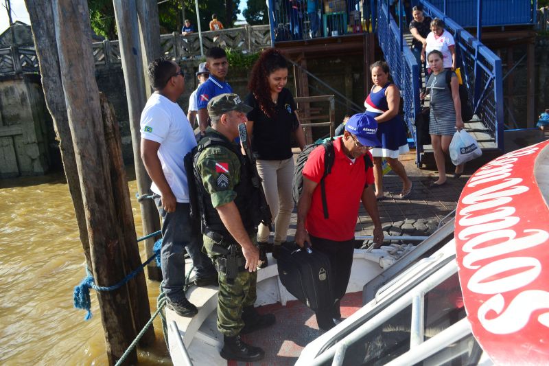 A ilha do Marajó, assim como outras cidades litorâneas, costuma receber um fluxo de visitantes muito grande para aproveitar o verão amazônico, durante o mês de julho. Soure e Salvaterra, por exemplo, devem ser os destinos mais procurados. De acordo com dados da Companhia de Portos e Hidrovias do Pará, aproximadamente 140 mil usuários devem passar pelo terminal hidroviário no mês das férias escolares, o que indica uma movimentação de, em média, 5 mil passageiros por dia e 35 mil por semana. <div class='credito_fotos'>Foto: Elielson Modesto / Ascom Segup   |   <a href='/midias/2019/originais/2859_dsc_0141.jpg' download><i class='fa-solid fa-download'></i> Download</a></div>