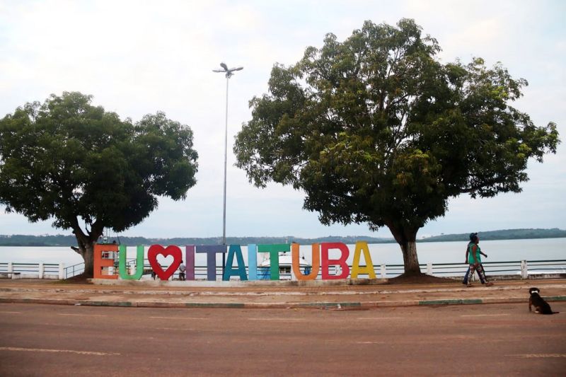 Começa nesta terça-feira (09), em Itaituba, a “Caravana Por Todo o Pará”, mais uma iniciativa do governo do Estado para promover a integração entre as diferentes regiões e fortalecer a presença do aparato estadual em todo o Pará. Nesta primeira edição, o projeto alcança as regiões do Xingu e Tapajós. Ao todo, 15 municípios que ficam sob a influência das BRs-163 e 230 (Transamazônica e Santarém-Cuiabá) serão visitados pelo governador Helder Barbalho e uma comitiva composta por secretários, deputados e autoridades municipais. Obras e serviços de infraestrutura urbana serão inaugurados e anunciados nas cidades pelas quais a caravana vai passar. <div class='credito_fotos'>Foto: Bruno Cecim / Ag.Pará   |   <a href='/midias/2019/originais/2862_foto4.jpg' download><i class='fa-solid fa-download'></i> Download</a></div>