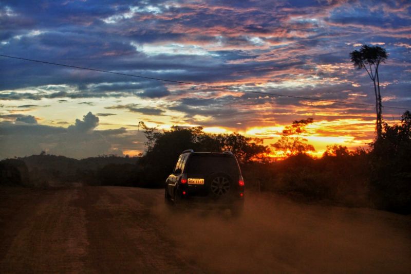 Começa nesta terça-feira (09), em Itaituba, a “Caravana Por Todo o Pará”, mais uma iniciativa do governo do Estado para promover a integração entre as diferentes regiões e fortalecer a presença do aparato estadual em todo o Pará. Nesta primeira edição, o projeto alcança as regiões do Xingu e Tapajós. Ao todo, 15 municípios que ficam sob a influência das BRs-163 e 230 (Transamazônica e Santarém-Cuiabá) serão visitados pelo governador Helder Barbalho e uma comitiva composta por secretários, deputados e autoridades municipais. Obras e serviços de infraestrutura urbana serão inaugurados e anunciados nas cidades pelas quais a caravana vai passar. <div class='credito_fotos'>Foto: Maycon Nunes / Ag. Pará   |   <a href='/midias/2019/originais/2862_foto5.jpg' download><i class='fa-solid fa-download'></i> Download</a></div>