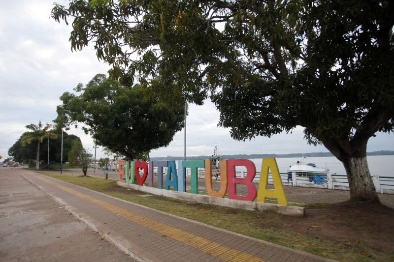 Itaituba, oeste do Pará, região do Tapajós, foi a primeira cidade a receber a "Caravana por todo o Pará". Na ocasião, o governador do Estado, Helder Barbalho, assinou a ordem de serviço para obras de terraplenagem, pavimentação asfáltica e drenagem pluvial da avenida Leopoldo Lobato, no bairro Jardim das Araras. <div class='credito_fotos'>Foto: Maycon Nunes / Ag. Pará   |   <a href='/midias/2019/originais/2874__mg_3657.jpg' download><i class='fa-solid fa-download'></i> Download</a></div>